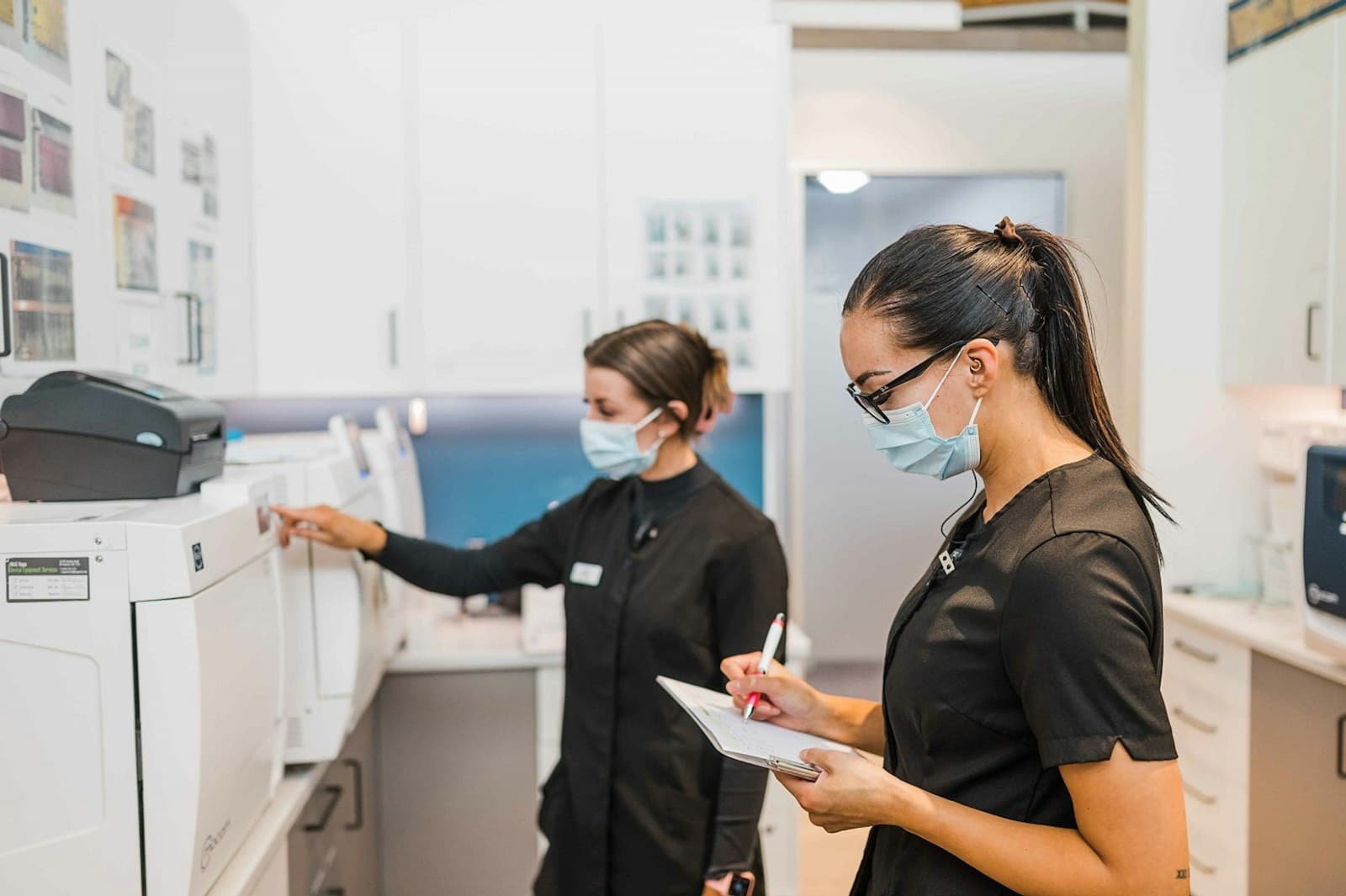Deux assistantes dentaires préparent la matinée, tablette en main